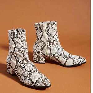 Matiko Jeanne Snake print bootie size 39